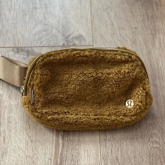 Lululemon Everywhere Fleece Brown Belt Bag burnt caramel brown - Picture 3 of 4